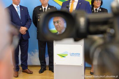 Uczestnicy konferencji prasowej, podczas której podpisano umowy na dofinansowanie projektów współfinansowanych ze środków Europejskiego Funduszu Rozwoju Regionalnego w ramach Programu Fundusze Europejskie dla Lubuskiego 2021-2027.