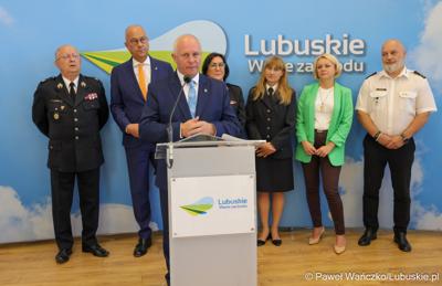 Członek Zarządu Województwa Lubuskiego Zbigniew Kołodziej przemawia podczas konferencji prasowej, podczas której podpisano umowy na dofinansowanie projektów współfinansowanych ze środków Europejskiego Funduszu Rozwoju Regionalnego w ramach Programu Fundusze Europejskie dla Lubuskiego 2021-2027.