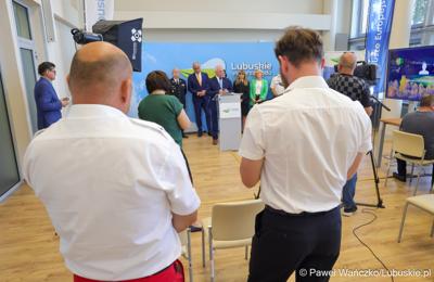 Uczestnicy konferencji prasowej, podczas której podpisano umowy na dofinansowanie projektów współfinansowanych ze środków Europejskiego Funduszu Rozwoju Regionalnego w ramach Programu Fundusze Europejskie dla Lubuskiego 2021-2027.