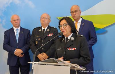 Elżbieta Polak - Dyrektor Biura Oddziału Wojewódzkiego Związku Ochotniczych Straży Pożarnych RP WL w Zielonej Górze przemawia podczas konferencji prasowej, podczas której podpisano umowy na dofinansowanie projektów współfinansowanych ze środków Europejskiego Funduszu Rozwoju Regionalnego w ramach Programu Fundusze Europejskie dla Lubuskiego 2021-2027.
