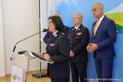 Elżbieta Polak - Dyrektor Biura Oddziału Wojewódzkiego Związku Ochotniczych Straży Pożarnych RP WL w Zielonej Górze przemawia podczas konferencji prasowej, podczas której podpisano umowy na dofinansowanie projektów współfinansowanych ze środków Europejskiego Funduszu Rozwoju Regionalnego w ramach Programu Fundusze Europejskie dla Lubuskiego 2021-2027.
