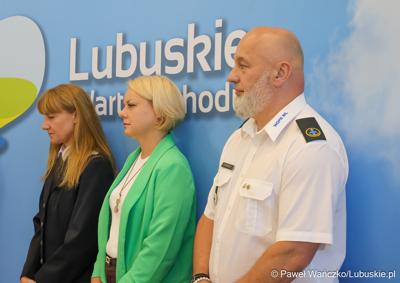 Uczestnicy konferencji prasowej, podczas której podpisano umowy na dofinansowanie projektów współfinansowanych ze środków Europejskiego Funduszu Rozwoju Regionalnego w ramach Programu Fundusze Europejskie dla Lubuskiego 2021-2027.
