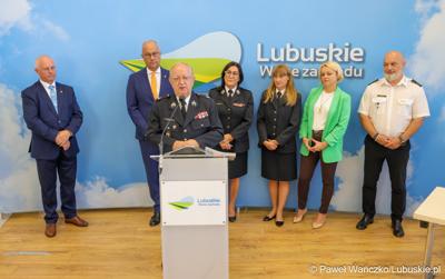 Edward Fedko - Prezes Zarządu Oddziału Wojewódzkiego Związku Ochotniczych Straży Pożarnych RP WL w Zielonej Górze przemawia podczas konferencji prasowej, podczas której podpisano umowy na dofinansowanie projektów współfinansowanych ze środków Europejskiego Funduszu Rozwoju Regionalnego w ramach Programu Fundusze Europejskie dla Lubuskiego 2021-2027.