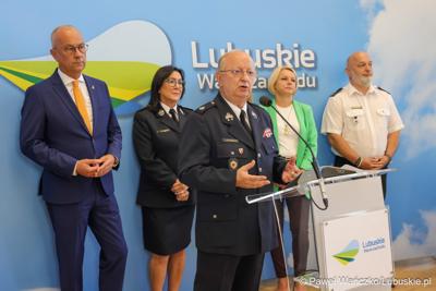 Edward Fedko - Prezes Zarządu Oddziału Wojewódzkiego Związku Ochotniczych Straży Pożarnych RP WL w Zielonej Górze przemawia podczas konferencji prasowej, podczas której podpisano umowy na dofinansowanie projektów współfinansowanych ze środków Europejskiego Funduszu Rozwoju Regionalnego w ramach Programu Fundusze Europejskie dla Lubuskiego 2021-2027.