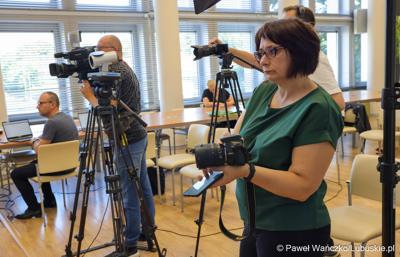 Dziennikarze na konferencji prasowej, podczas której podpisano umowy na dofinansowanie projektów współfinansowanych ze środków Europejskiego Funduszu Rozwoju Regionalnego w ramach Programu Fundusze Europejskie dla Lubuskiego 2021-2027.