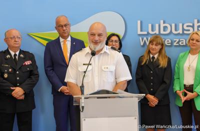 Robert Fredrych - Prezes Wodnego Ochotniczego Pogotowania Ratunkowego Województwa Lubuskiego przemawia na konferencji prasowej, podczas której podpisano umowy na dofinansowanie projektów współfinansowanych ze środków Europejskiego Funduszu Rozwoju Regionalnego w ramach Programu Fundusze Europejskie dla Lubuskiego 2021-2027.