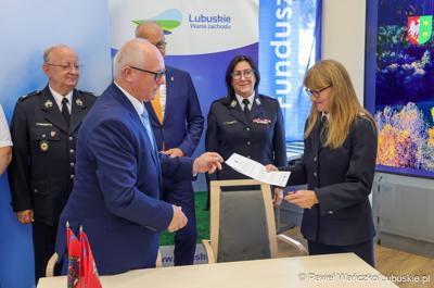 Uczestnicy konferencji prasowej, podczas której podpisano umowy na dofinansowanie projektów współfinansowanych ze środków Europejskiego Funduszu Rozwoju Regionalnego w ramach Programu Fundusze Europejskie dla Lubuskiego 2021-2027.