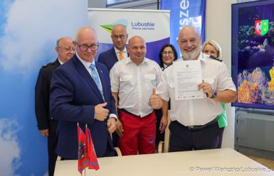 Uczestnicy konferencji prasowej, podczas której podpisano umowy na dofinansowanie projektów współfinansowanych ze środków Europejskiego Funduszu Rozwoju Regionalnego w ramach Programu Fundusze Europejskie dla Lubuskiego 2021-2027.