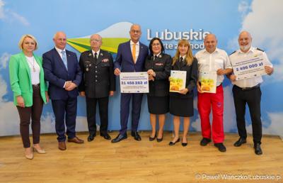 Uczestnicy konferencji prasowej, podczas której podpisano umowy na dofinansowanie projektów współfinansowanych ze środków Europejskiego Funduszu Rozwoju Regionalnego w ramach Programu Fundusze Europejskie dla Lubuskiego 2021-2027.