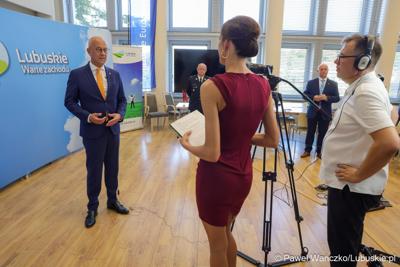 Marszałek Marcin Jabłoński udziela wywiadu po konferencji prasowej 
