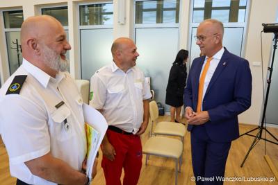Marszałek Marcin Jabłoński rozmawia z przedstawicielami Wodnego Ochotniczego Pogotowia Ratunkowego Województwa Lubuskiego