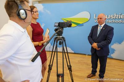 Członek zarządu woj. lubuskiego Zbigniew Kołodziej udziela wywiadu po konferencji prasowej 