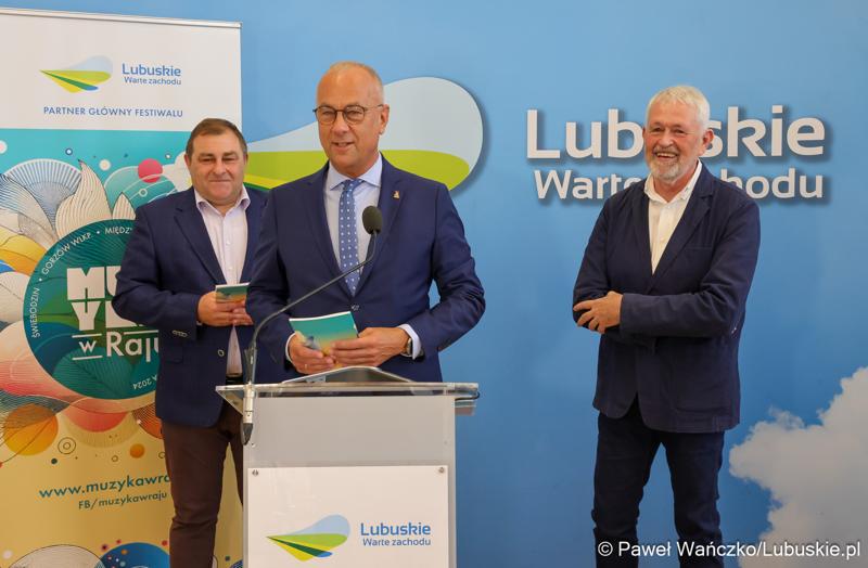 Marszałek Województwa Lubuskiego Marcin Jabłoński przemawia podczas konferencji prasowej poświęconej najnowszej edycji Festiwalu Muzyka w Raju (14 – 24 sierpnia 2024). Z tyłu stoją Wicemarszałek Województwa Lubuskiego Grzegorz Potęga i Prezes Zarządu Fundacji Muzyki Dawnej CANOR Cezary Zych