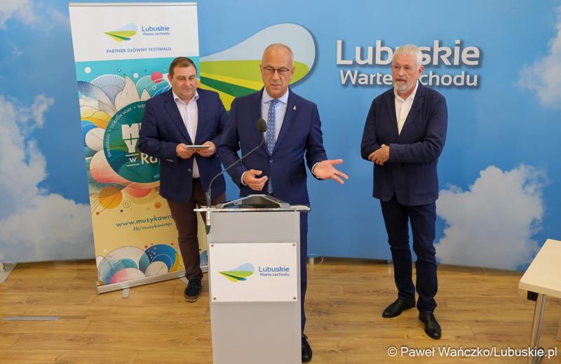 Od lewej: Wicemarszałek Województwa Lubuskiego Grzegorz Potęga, Marszałek Województwa Lubuskiego Marcin Jabłoński i Prezes Zarządu Fundacji Muzyki Dawnej CANOR Cezary Zych