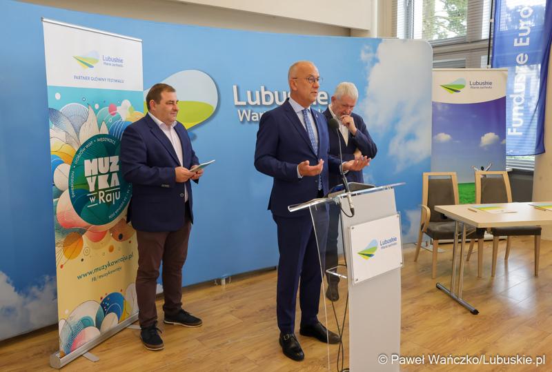 Marszałek Województwa Lubuskiego Marcin Jabłoński przemawia podczas konferencji prasowej poświęconej najnowszej edycji Festiwalu Muzyka w Raju (14 – 24 sierpnia 2024). Z tyłu stoją Wicemarszałek Województwa Lubuskiego Grzegorz Potęga i Prezes Zarządu Fundacji Muzyki Dawnej CANOR Cezary Zych