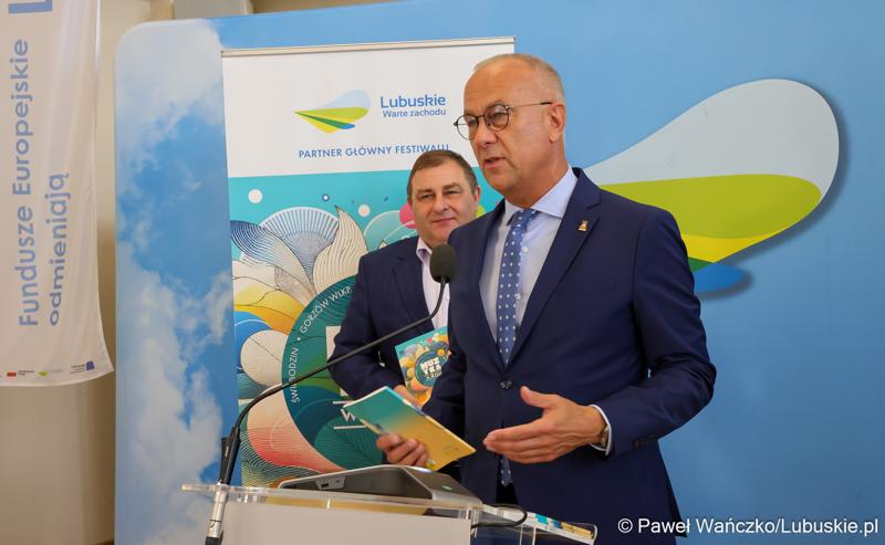 Marszałek Województwa Lubuskiego Marcin Jabłoński przemawia podczas konferencji prasowej. Z tyłu Wicemarszałek Województwa Lubuskiego Grzegorz Potęga