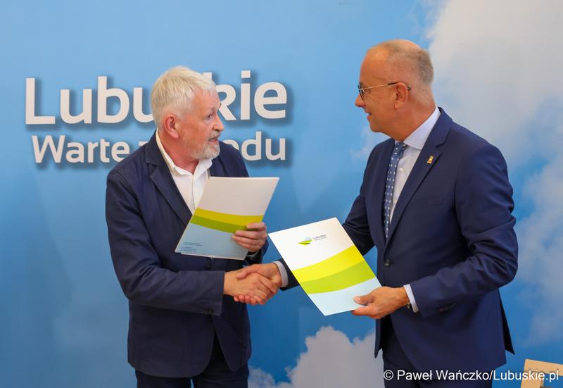 Marszałek Województwa Lubuskiego Marcin Jabłoński (z prawej) i Prezes Zarządu Fundacji Muzyki Dawnej CANOR Cezary Zych