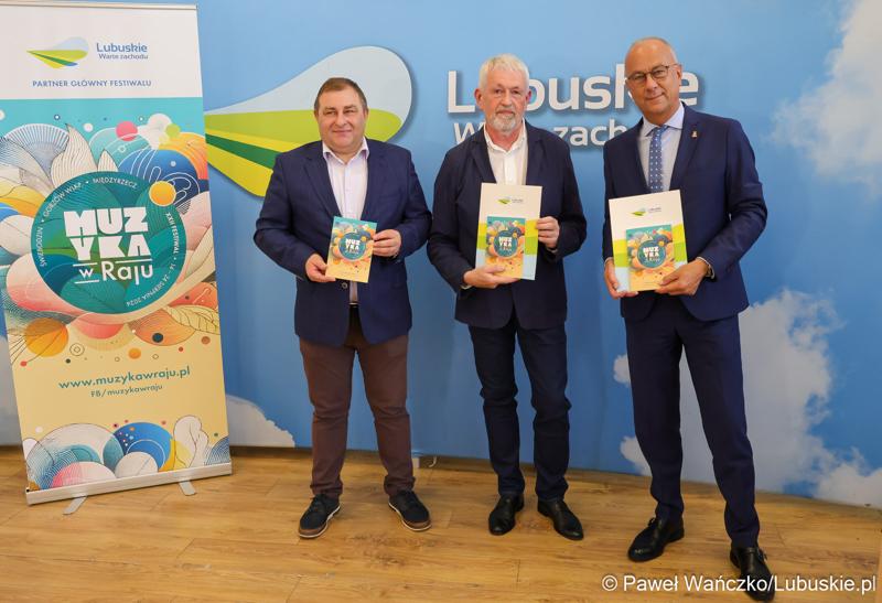 Uczestnicy konferencji prasowej poświęconej najnowszej edycji Festiwalu Muzyka w Raju (14 – 24 sierpnia 2024). Od lewej: Wicemarszałek Województwa Lubuskiego Grzegorz Potęga, Prezes Zarządu Fundacji Muzyki Dawnej CANOR Cezary Zych i Marszałek Województwa Lubuskiego Marcin Jabłoński,