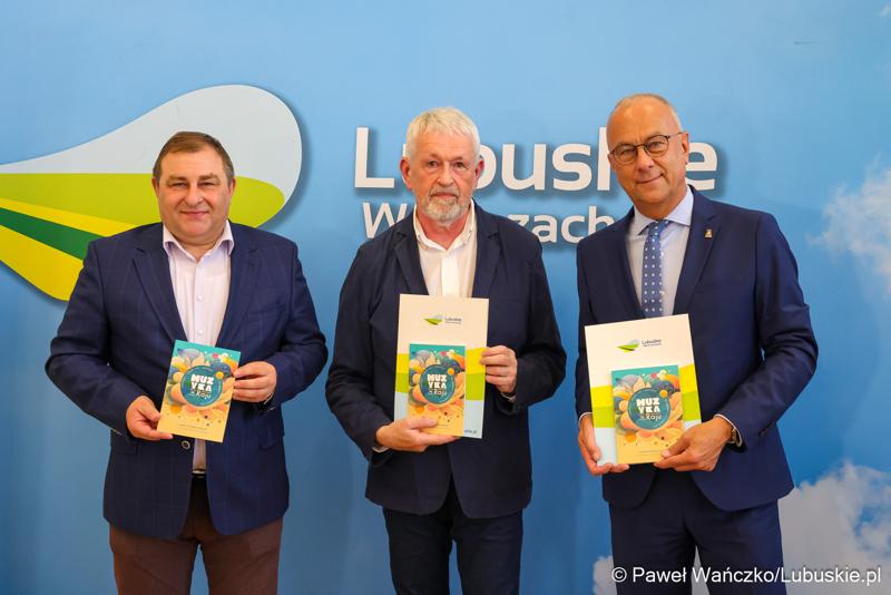 Uczestnicy konferencji prasowej poświęconej najnowszej edycji Festiwalu Muzyka w Raju (14 – 24 sierpnia 2024). Od lewej: Wicemarszałek Województwa Lubuskiego Grzegorz Potęga, Prezes Zarządu Fundacji Muzyki Dawnej CANOR Cezary Zych i Marszałek Województwa Lubuskiego Marcin Jabłoński