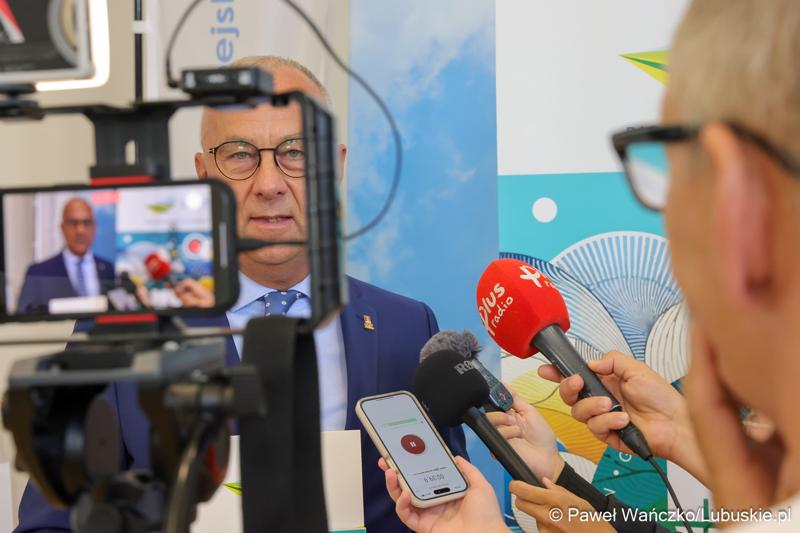 Marszałek Województwa Lubuskiego Marcin Jabłoński udziela wywiadu po konferencji prasowej poświęconej najnowszej edycji Festiwalu Muzyka w Raju (14 – 24 sierpnia 2024).