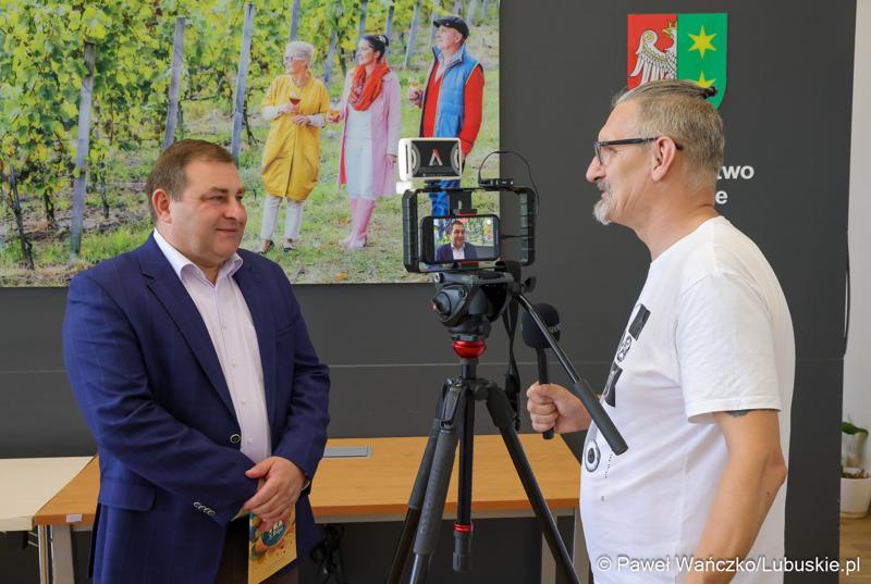 Wicemarszałek Województwa Lubuskiego Grzegorz Potęga udziela wywiadu po konferencji prasowej poświęconej najnowszej edycji Festiwalu Muzyka w Raju (14 – 24 sierpnia 2024).