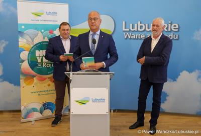 Marszałek Województwa Lubuskiego Marcin Jabłoński przemawia podczas konferencji prasowej poświęconej najnowszej edycji Festiwalu Muzyka w Raju (14 – 24 sierpnia 2024). Z tyłu stoją Wicemarszałek Województwa Lubuskiego Grzegorz Potęga i Prezes Zarządu Fundacji Muzyki Dawnej CANOR Cezary Zych
