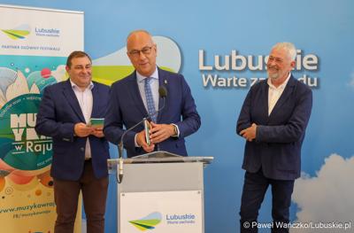 Od lewej: Wicemarszałek Województwa Lubuskiego Grzegorz Potęga, Marszałek Województwa Lubuskiego Marcin Jabłoński i Prezes Zarządu Fundacji Muzyki Dawnej CANOR Cezary Zych