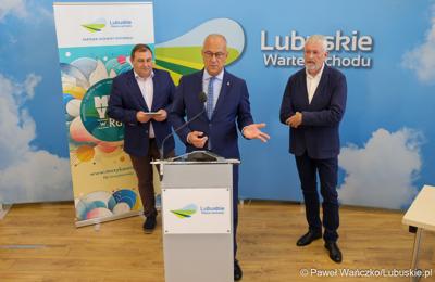 Od lewej: Wicemarszałek Województwa Lubuskiego Grzegorz Potęga, Marszałek Województwa Lubuskiego Marcin Jabłoński i Prezes Zarządu Fundacji Muzyki Dawnej CANOR Cezary Zych