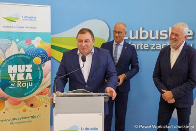 Wicemarszałek Województwa Lubuskiego Grzegorz Potęga przemawia podczas konferencji prasowej poświęconej najnowszej edycji Festiwalu Muzyka w Raju (14 – 24 sierpnia 2024). Z tyłu stoją Marszałek Województwa Lubuskiego Marcin Jabłoński i Prezes Zarządu Fundacji Muzyki Dawnej CANOR Cezary Zych
 