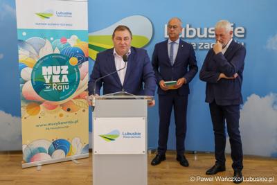Wicemarszałek Województwa Lubuskiego Grzegorz Potęga przemawia podczas konferencji prasowej poświęconej najnowszej edycji Festiwalu Muzyka w Raju (14 – 24 sierpnia 2024). Z tyłu stoją Marszałek Województwa Lubuskiego Marcin Jabłoński i Prezes Zarządu Fundacji Muzyki Dawnej CANOR Cezary Zych