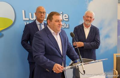 Wicemarszałek Województwa Lubuskiego Grzegorz Potęga przemawia podczas konferencji prasowej poświęconej najnowszej edycji Festiwalu Muzyka w Raju (14 – 24 sierpnia 2024). Z tyłu stoją Marszałek Województwa Lubuskiego Marcin Jabłoński i Prezes Zarządu Fundacji Muzyki Dawnej CANOR Cezary Zychkonferencji prasowej poświęconej najnowszej edycji Festiwalu Muzyka w Raju (14 – 24 sierpnia 2024). 