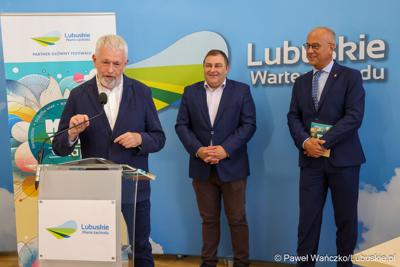 Prezes Zarządu Fundacji Muzyki Dawnej CANOR Cezary Zych przemawia podczas konferencji prasowej poświęconej najnowszej edycji Festiwalu Muzyka w Raju (14 – 24 sierpnia 2024). Z tyłu stoją Wicemarszałek Województwa Lubuskiego Grzegorz Potęga i Marszałek Województwa Lubuskiego Marcin Jabłoński 