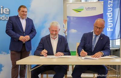 Uczestnicy konferencji prasowej poświęconej najnowszej edycji Festiwalu Muzyka w Raju (14 – 24 sierpnia 2024). Marszałek Województwa Lubuskiego Marcin Jabłoński (z prawej) i Prezes Zarządu Fundacji Muzyki Dawnej CANOR Cezary Zych (w środku) i Wicemarszałek Województwa Lubuskiego Grzegorz Potęga