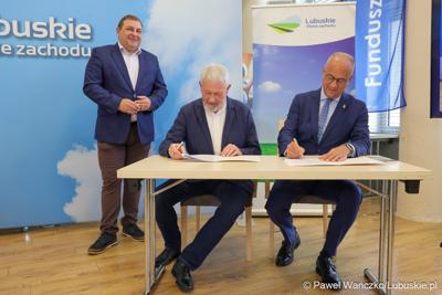Uczestnicy konferencji prasowej poświęconej najnowszej edycji Festiwalu Muzyka w Raju (14 – 24 sierpnia 2024). Marszałek Województwa Lubuskiego Marcin Jabłoński (z prawej) i Prezes Zarządu Fundacji Muzyki Dawnej CANOR Cezary Zych (w środku) i Wicemarszałek Województwa Lubuskiego Grzegorz Potęga