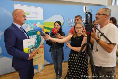 Marszałek Województwa Lubuskiego Marcin Jabłoński udziela wywiadu po konferencji prasowej poświęconej najnowszej edycji Festiwalu Muzyka w Raju (14 – 24 sierpnia 2024). 