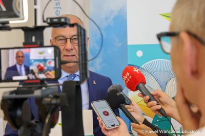 Marszałek Województwa Lubuskiego Marcin Jabłoński udziela wywiadu po konferencji prasowej poświęconej najnowszej edycji Festiwalu Muzyka w Raju (14 – 24 sierpnia 2024). 