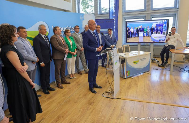 Marszałek Województwa Lubuskiego Marcin Jabłoński przemawia podczas konferencji prasowej dot. podpisania umowy o dofinansowanie projektu pod nazwą „Lubuskie Szkolnictwo Zawodowe dla Nowoczesnego Rynku Pracy”