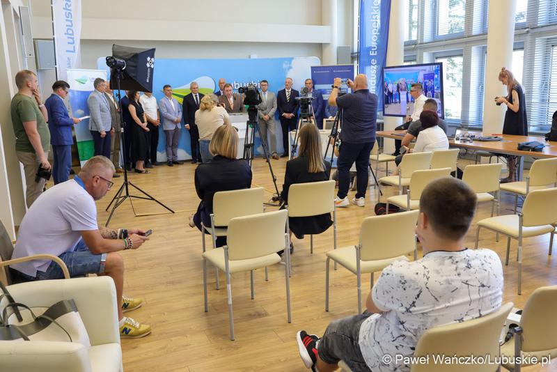 Uczestnicy konferencji prasowej dot. podpisania umowy o dofinansowanie projektu pod nazwą „Lubuskie Szkolnictwo Zawodowe dla Nowoczesnego Rynku Pracy”