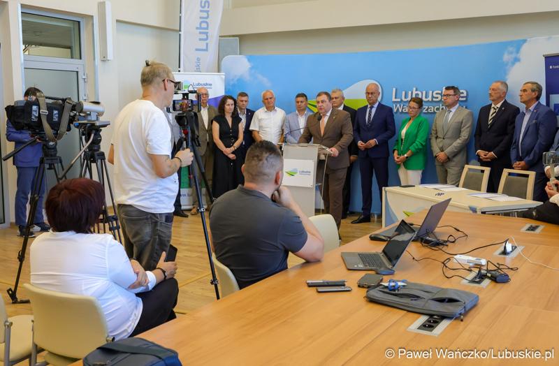 Uczestnicy konferencji prasowej dot. podpisania umowy o dofinansowanie projektu pod nazwą „Lubuskie Szkolnictwo Zawodowe dla Nowoczesnego Rynku Pracy”