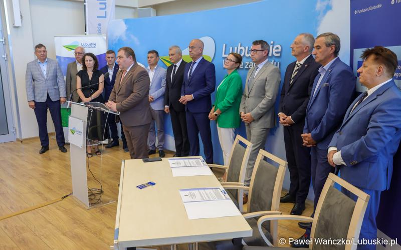 Uczestnicy konferencji prasowej dot. podpisania umowy o dofinansowanie projektu pod nazwą „Lubuskie Szkolnictwo Zawodowe dla Nowoczesnego Rynku Pracy”