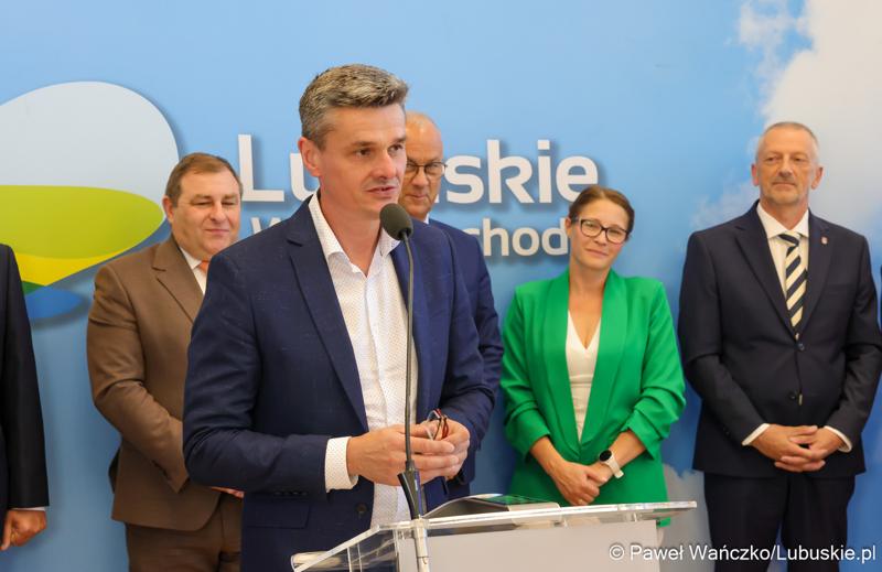 Wicemarszałek Województwa Lubuskiego Sebastian Ciemnoczołowski przemawia podczas konferencji prasowej dot. podpisania umowy o dofinansowanie projektu pod nazwą „Lubuskie Szkolnictwo Zawodowe dla Nowoczesnego Rynku Pracy”