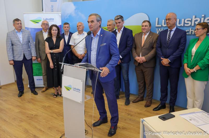 Tadeusz Pająk – Przewodniczący Zarządu Związku Powiatów Lubuskich przemawia podczas konferencji prasowej dot. podpisania umowy o dofinansowanie projektu pod nazwą „Lubuskie Szkolnictwo Zawodowe dla Nowoczesnego Rynku Pracy”