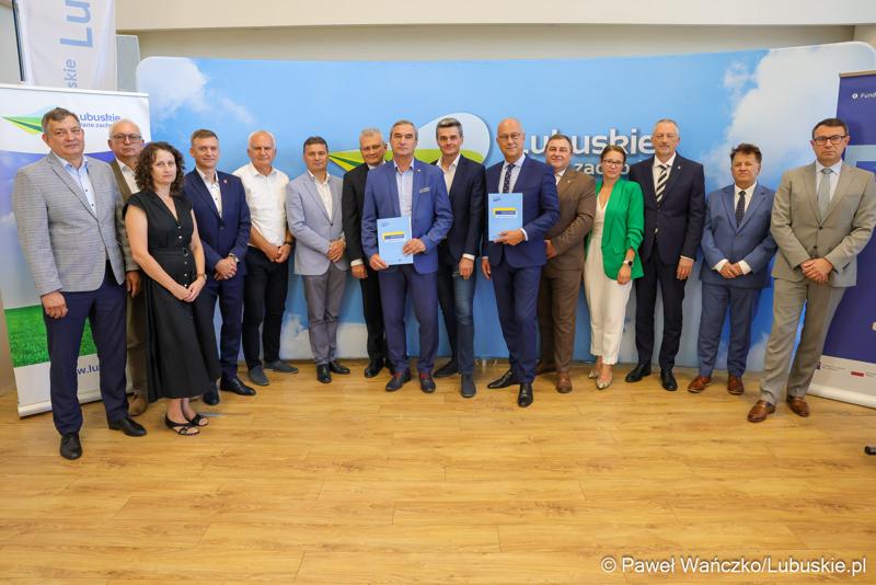 Uczestnicy konferencji prasowej dot. podpisania umowy o dofinansowanie projektu pod nazwą „Lubuskie Szkolnictwo Zawodowe dla Nowoczesnego Rynku Pracy”