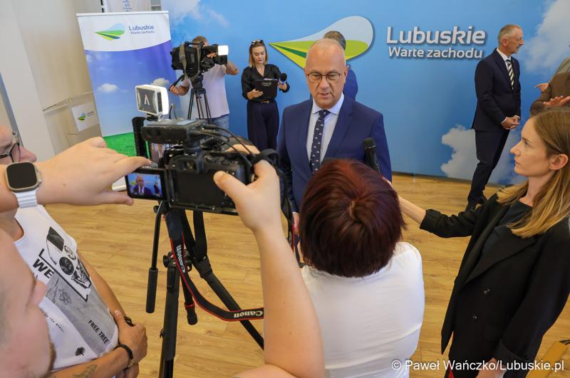 Uczestnicy konferencji prasowej dot. podpisania umowy o dofinansowanie projektu pod nazwą „Lubuskie Szkolnictwo Zawodowe dla Nowoczesnego Rynku Pracy”