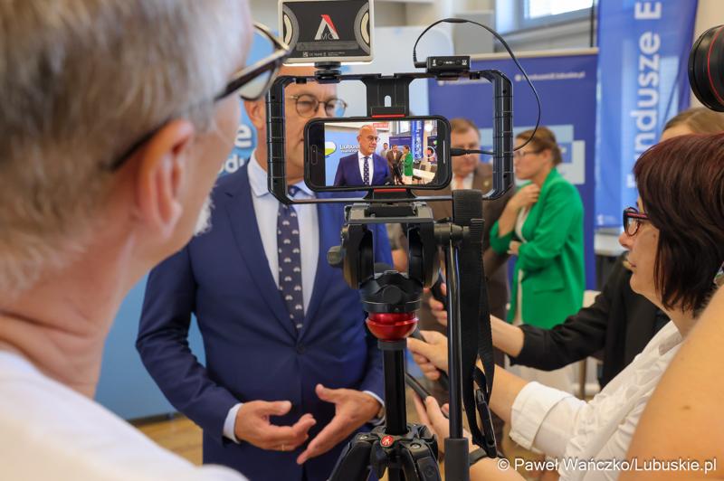 Uczestnicy konferencji prasowej dot. podpisania umowy o dofinansowanie projektu pod nazwą „Lubuskie Szkolnictwo Zawodowe dla Nowoczesnego Rynku Pracy”