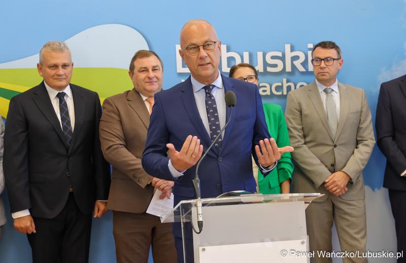 Marszałek Województwa Lubuskiego Marcin Jabłoński przemawia podczas konferencji prasowej dot. podpisania umowy o dofinansowanie projektu pod nazwą „Lubuskie Szkolnictwo Zawodowe dla Nowoczesnego Rynku Pracy”