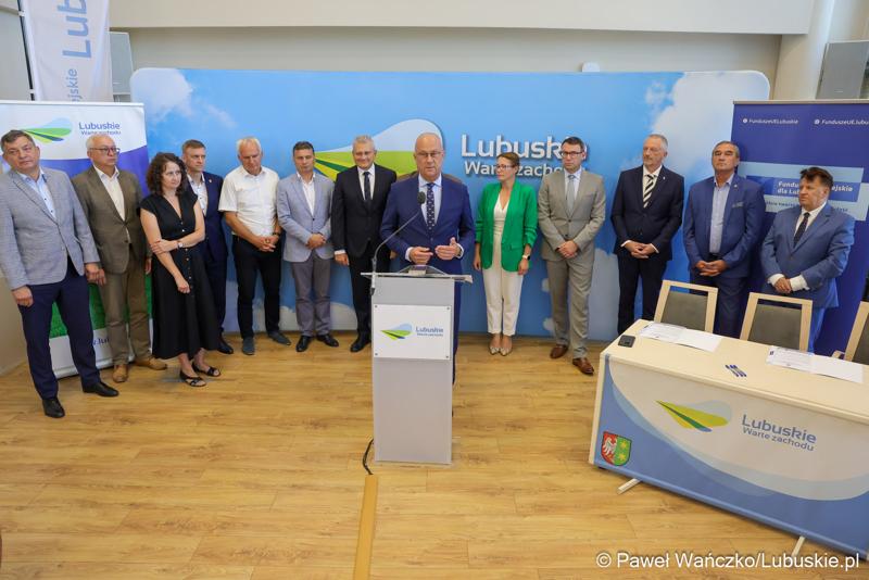 Marszałek Województwa Lubuskiego Marcin Jabłoński przemawia podczas konferencji prasowej dot. podpisania umowy o dofinansowanie projektu pod nazwą „Lubuskie Szkolnictwo Zawodowe dla Nowoczesnego Rynku Pracy”