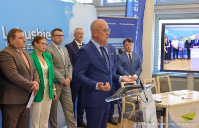 Marszałek Województwa Lubuskiego Marcin Jabłoński przemawia podczas konferencji prasowej dot. podpisania umowy o dofinansowanie projektu pod nazwą „Lubuskie Szkolnictwo Zawodowe dla Nowoczesnego Rynku Pracy”