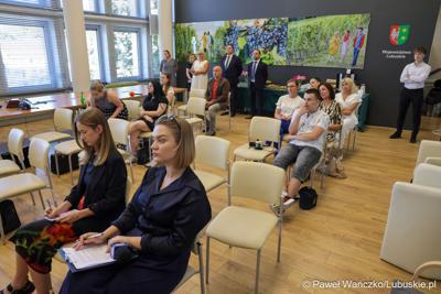 Uczestnicy konferencji prasowej dot. podpisania umowy o dofinansowanie projektu pod nazwą „Lubuskie Szkolnictwo Zawodowe dla Nowoczesnego Rynku Pracy”