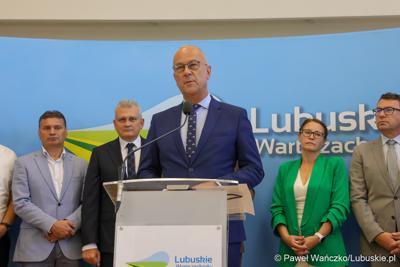 Marszałek Województwa Lubuskiego Marcin Jabłoński przemawia podczas konferencji prasowej dot. podpisania umowy o dofinansowanie projektu pod nazwą „Lubuskie Szkolnictwo Zawodowe dla Nowoczesnego Rynku Pracy”